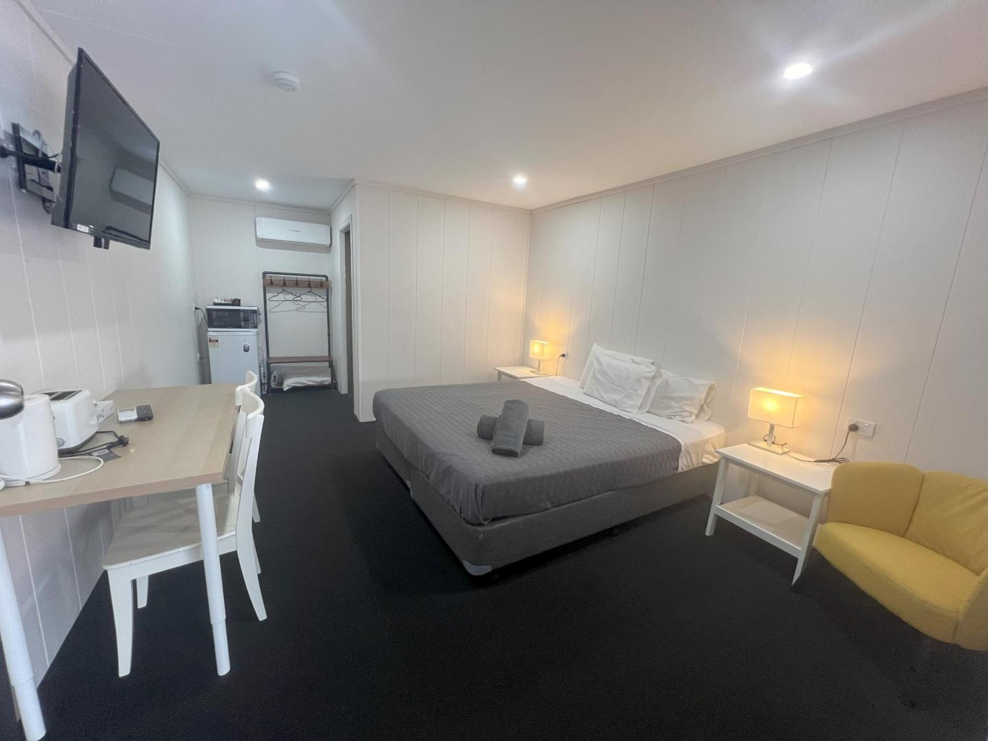 Abajaz Motel-Central-King Bed-Shaded Parking Longreach Exterior photo