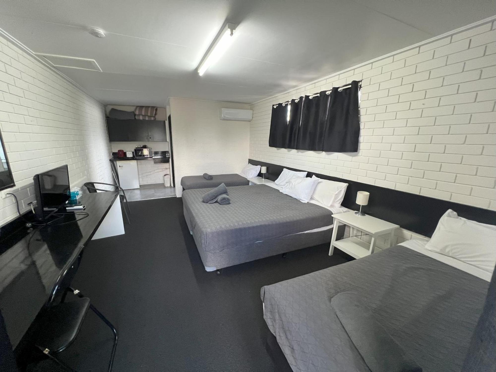 Abajaz Motel-Central-King Bed-Shaded Parking Longreach Exterior photo